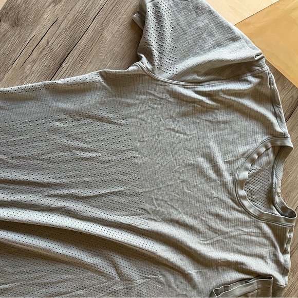 Lululemon grey fitness shirt - Picture 4 of 4